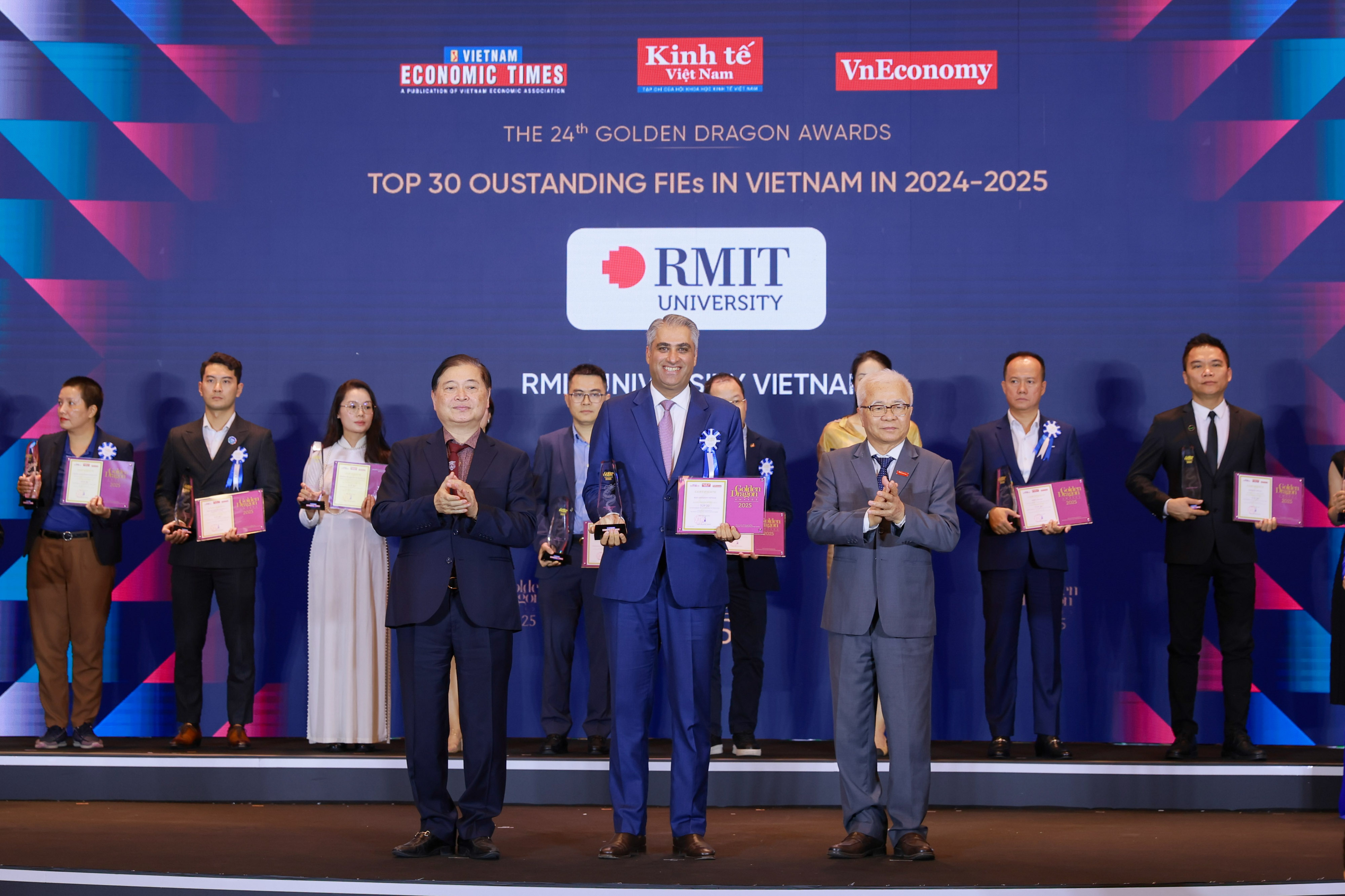  Mr Hossein Davari, Director of the School of English and University Pathways, received the Golden Dragon Award on behalf of RMIT University Vietnam. (Photo: Vietnam Economic Times)